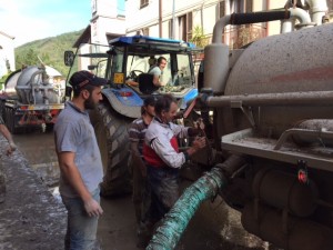 imprenditori agricoli al lavoro alluvione