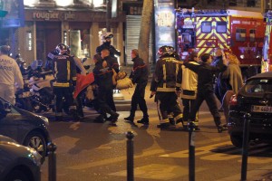 Un uomo ferito soccorso fuori dal Bataclan, Parigi, 13 novembre 2015.  (Thierry Chesnot/Getty Images)